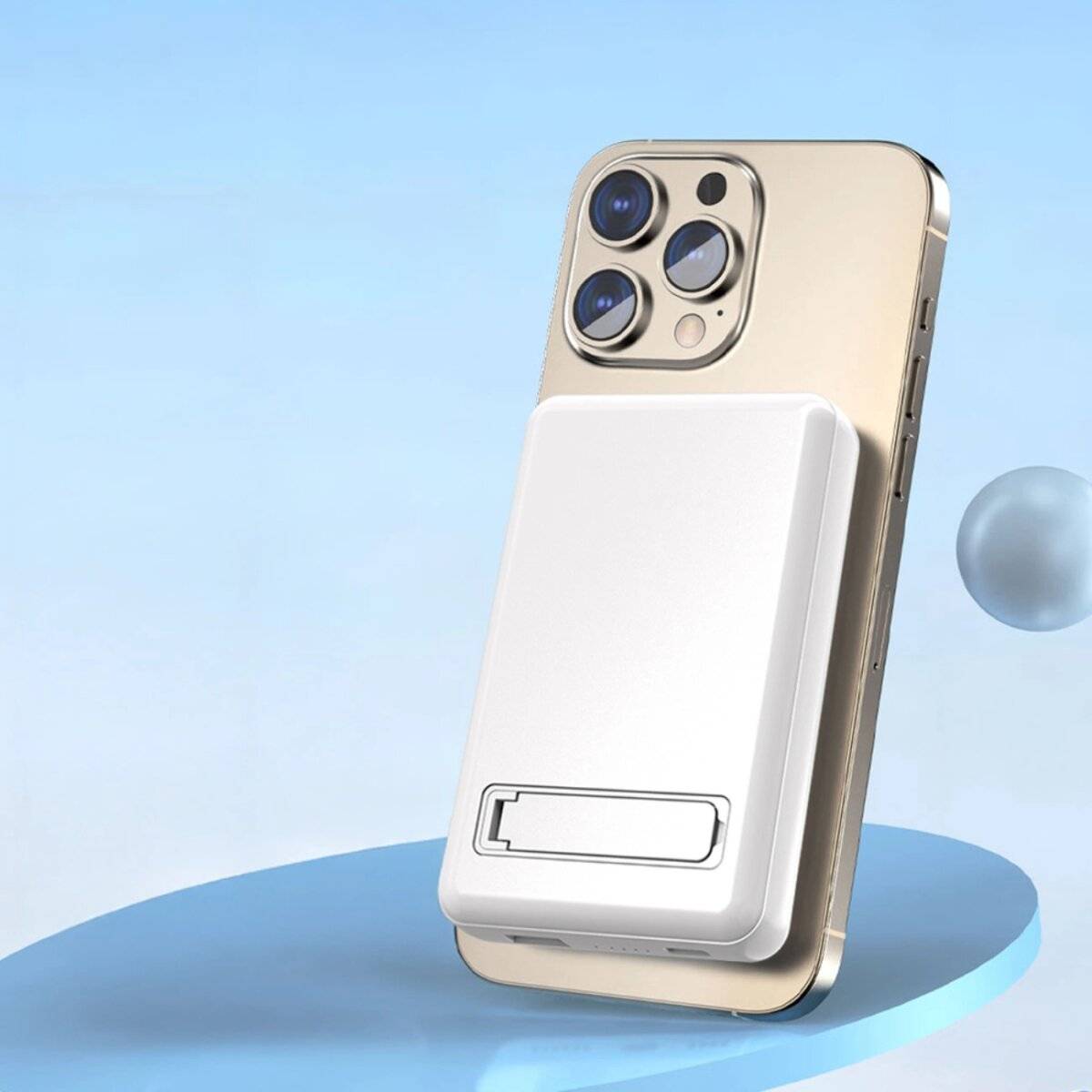 Ein Smartphone mit einem weißen, rechteckigen Zubehör, das an der Rückseite befestigt ist, höchstwahrscheinlich eine Powerbank. Das Gerät befindet sich auf einer blauen Oberfläche.