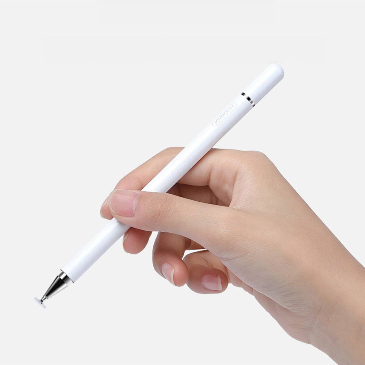 Eine Hand, die einen eleganten weißen Stylus-Stift mit metallischer Spitze hält, positioniert, als ob sie bereit wäre, auf einem Touchscreen-Gerät zu schreiben oder zu zeichnen.