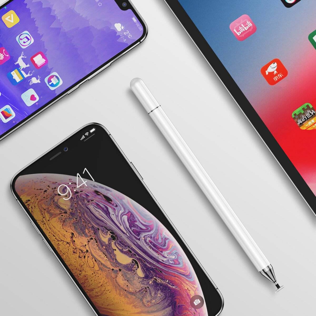 Zwei Smartphones und ein Tablet mit Stylus auf einer hellen Oberfläche. Das linke Telefon zeigt bunte App-Symbole, das rechte hat ein wirbelndes Muster.