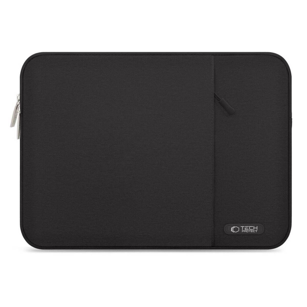 Eine schwarze Laptop-Schutzhülle mit einer Reißverschlusstasche und einem kleinen Logo in der unteren rechten Ecke.