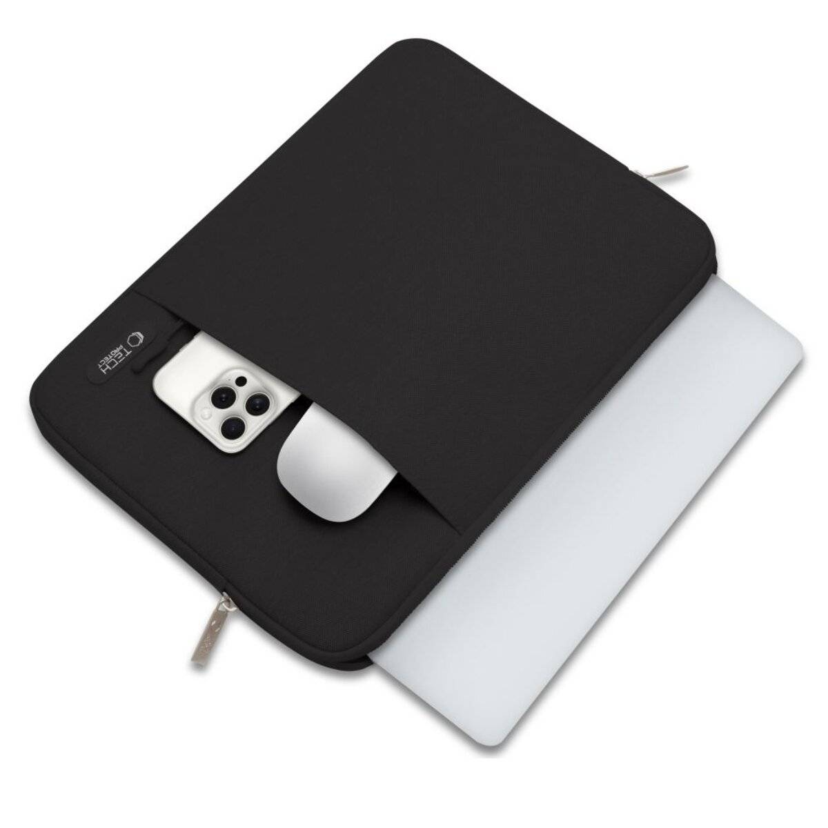 Eine schwarze Laptop-Tasche, die teilweise offen ist und ein Telefon und eine Maus zeigt, während ein Laptop eingeführt wird. Die Tasche hat ein kleines Logo darauf.