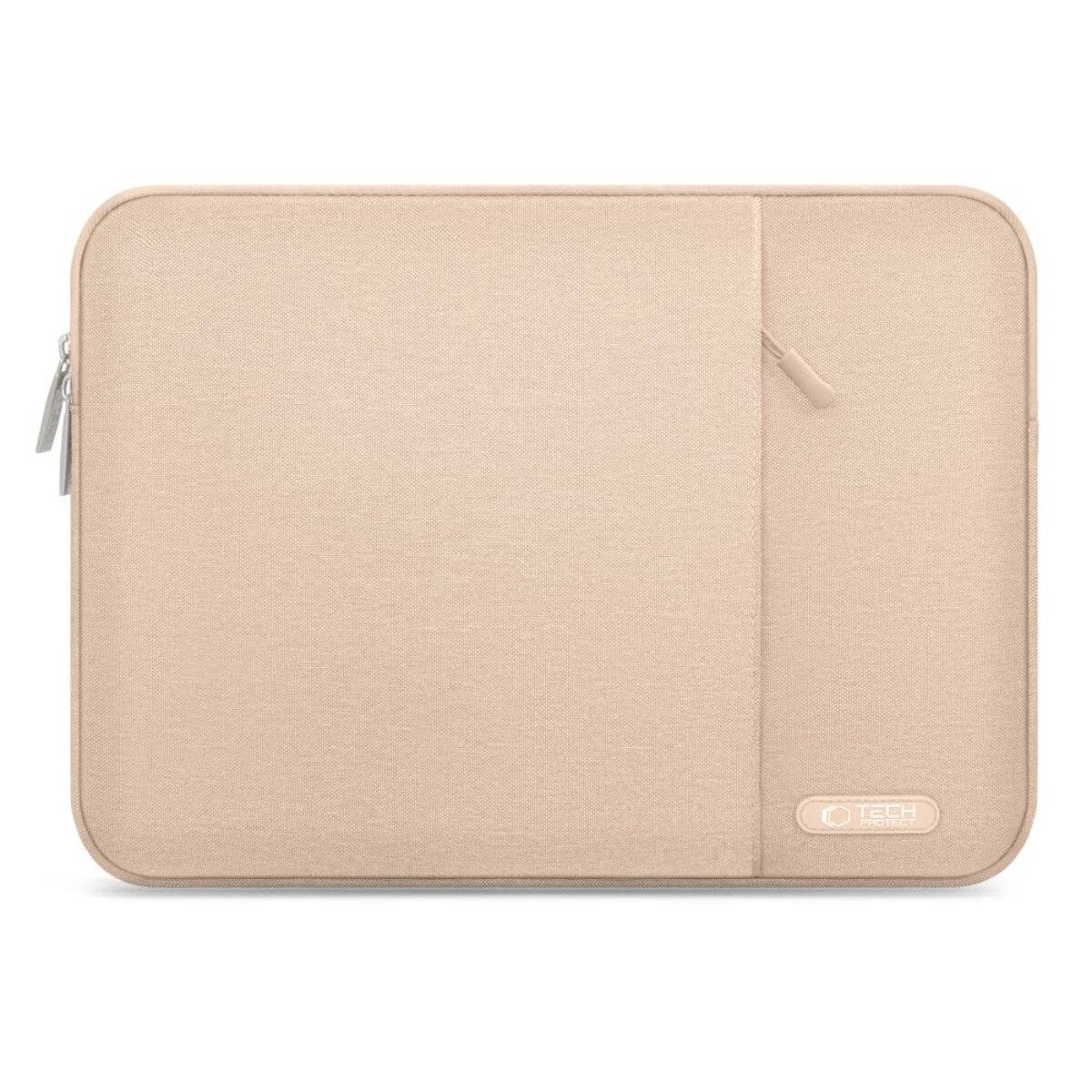 Eine hellbeige Laptop-Schutzhülle mit einer vorderen Reißverschlusstasche und einem kleinen Logo-Patch in der Ecke.