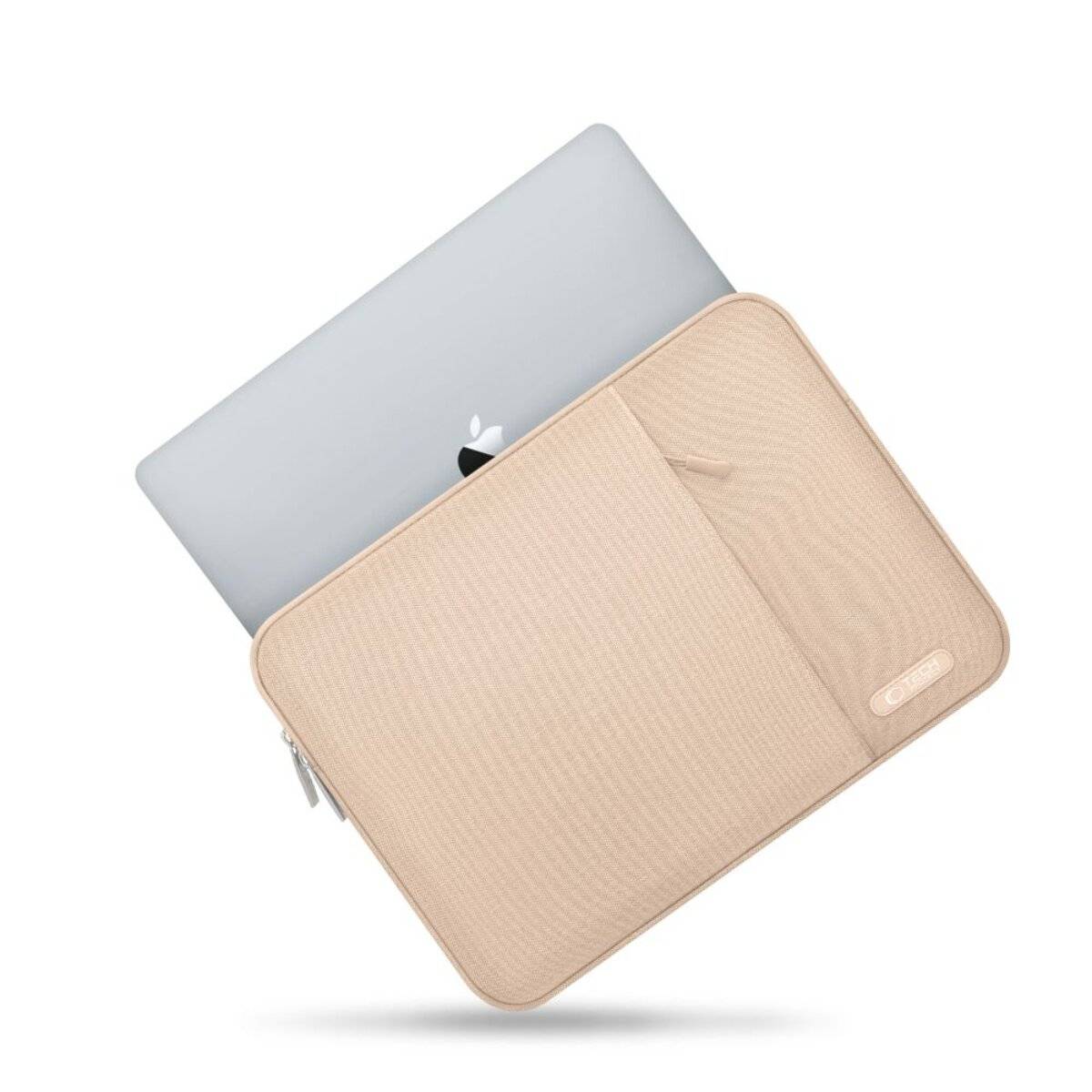 Ein grauer Laptop, der teilweise in eine beige Laptop-Schutzhülle eingeführt ist, mit einem Reißverschluss und einem kleinen Logo auf der Oberfläche der Hülle.