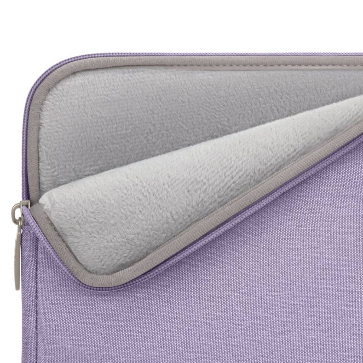 Eine Nahaufnahme einer hellvioletten Laptop-Tasche mit weichem, grauem Fleece-Innenfutter, teilweise offen, um die Auskleidung zu zeigen.
