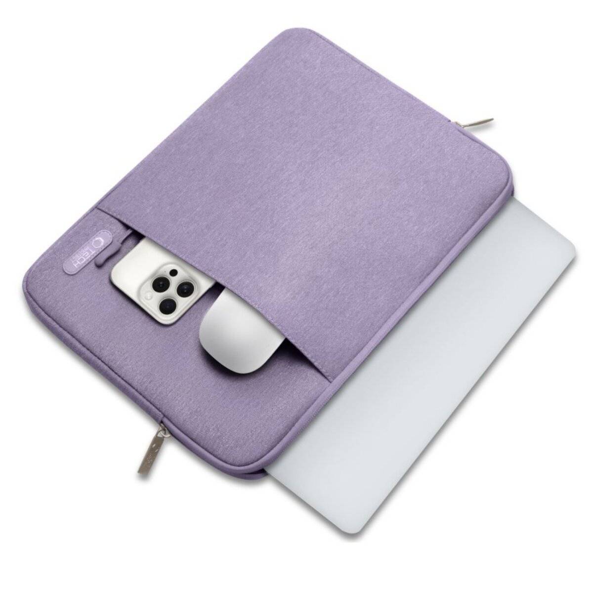 Eine hellviolette Laptop-Tasche mit Reißverschlusstasche hält ein Smartphone und eine kabellose Maus, wobei ein Laptop teilweise sichtbar aus der Tasche herausragt.