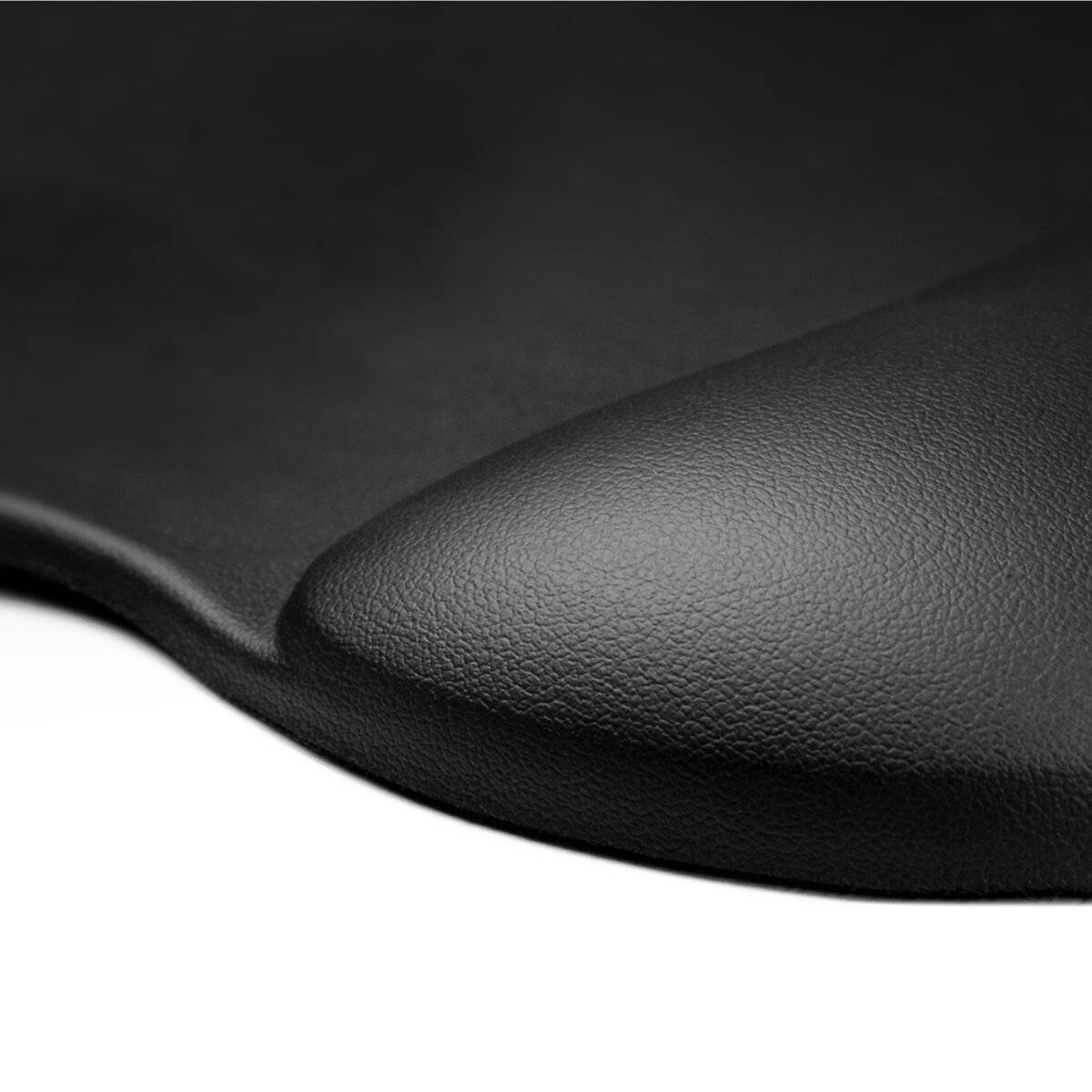 Nahaufnahme einer glatten, schwarzen, strukturierten Oberfläche, möglicherweise Leder oder ein ähnliches Material, das seine feine Körnung und Krümmung zur Schau stellt.