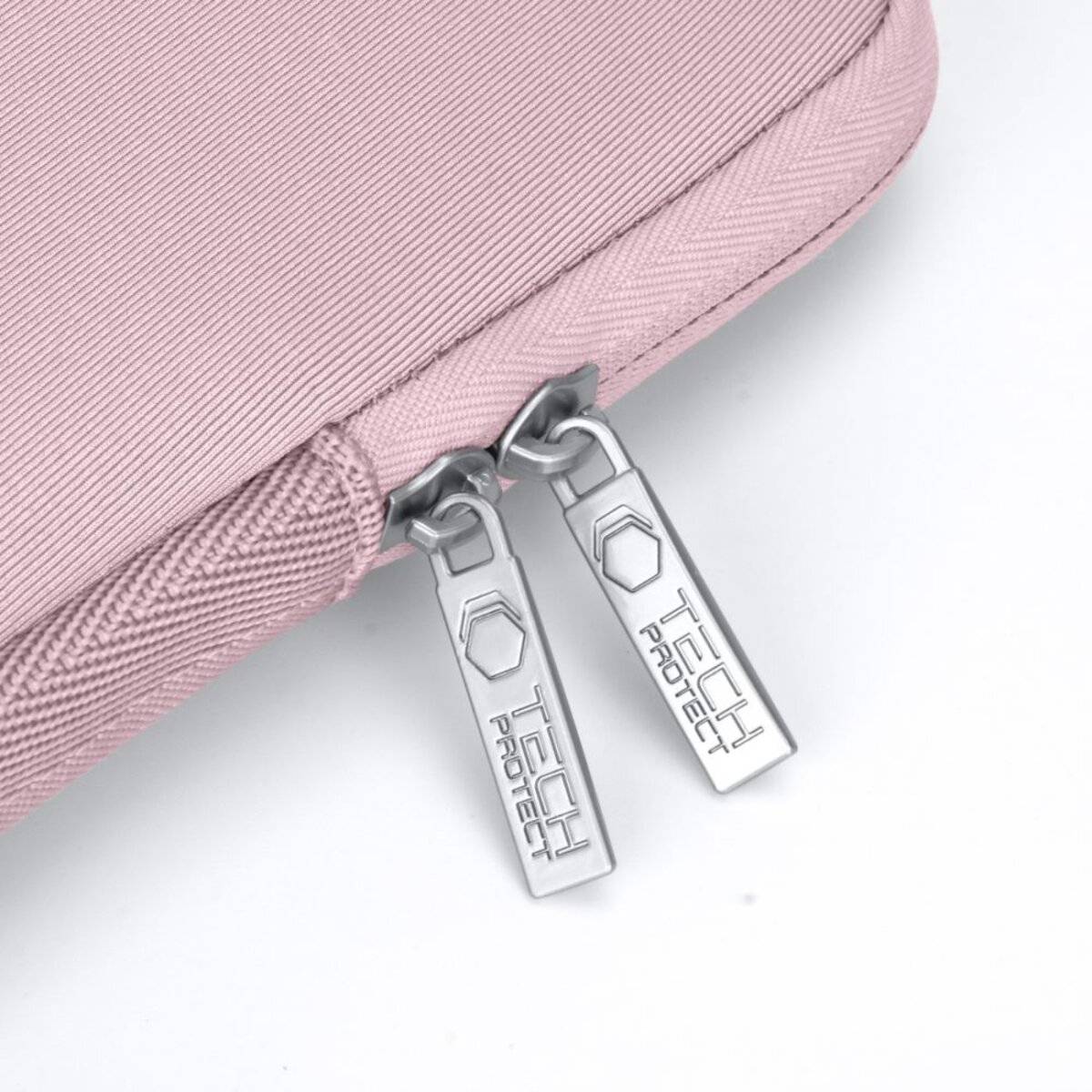 Eine Nahaufnahme einer rosa Stoffreißverschluss-Tasche mit zwei silbernen Reißverschlussschiebern mit der Bezeichnung „TECH PROTECT