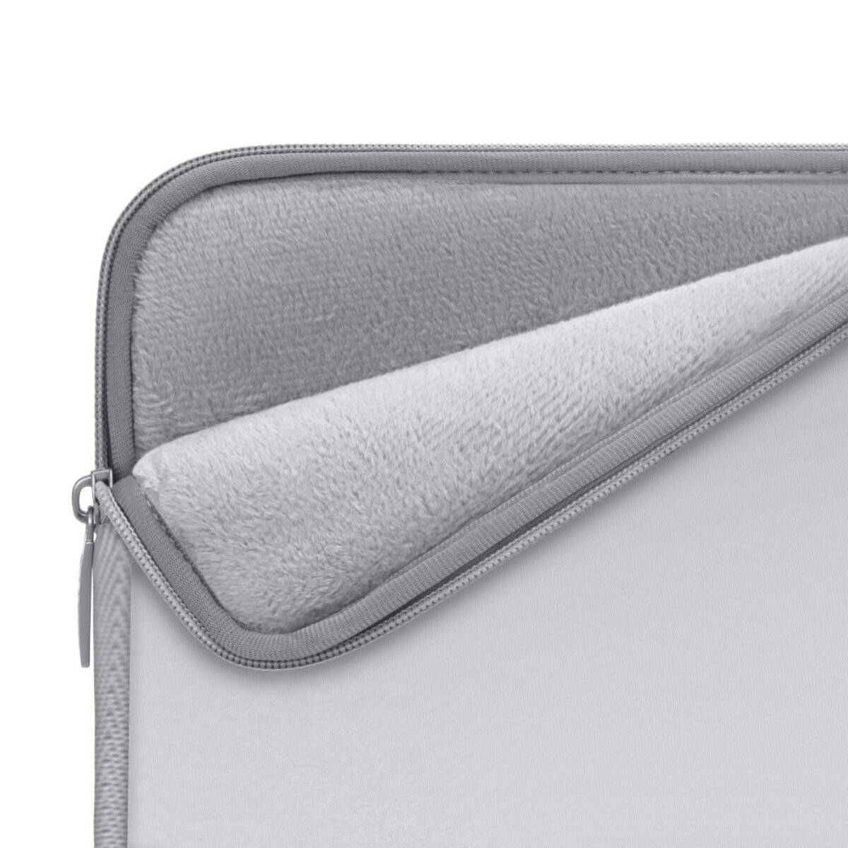 Eine weiche, graue Laptop-Schutzhülle, die teilweise geöffnet ist und eine flauschige innere Polsterung zur Schutzwirkung und Stoßdämpfung zeigt.
