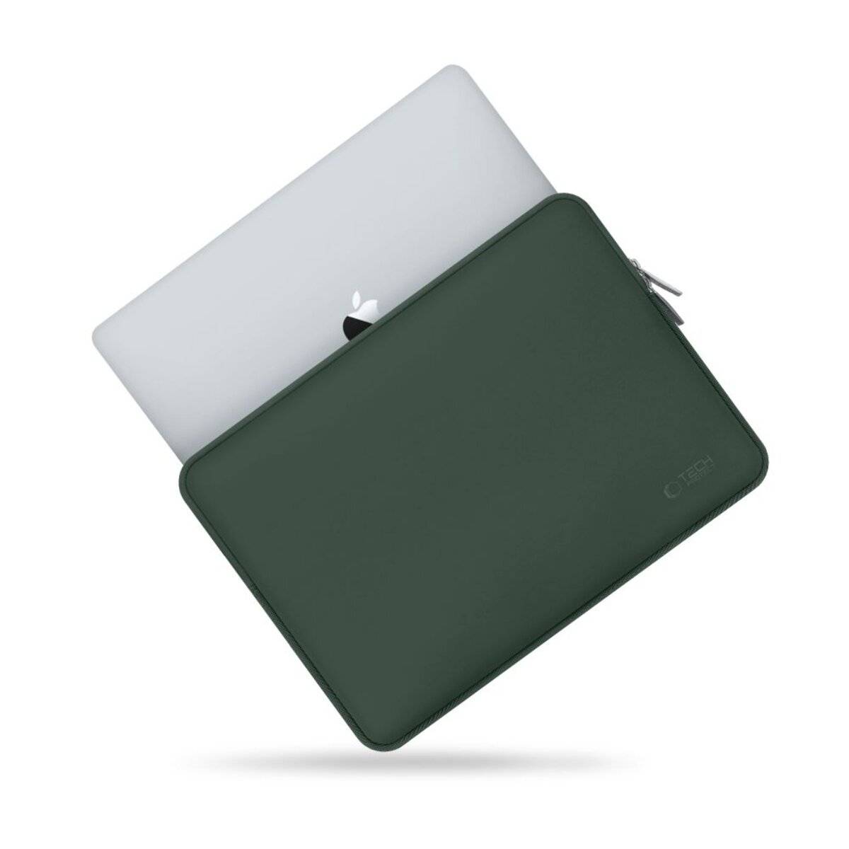 Ein silberner Laptop ist teilweise in eine dunkelgrüne Reißverschlusstasche eingeführt, die ein minimalistisches Design mit einem sichtbaren Logo auf der Tasche aufweist.