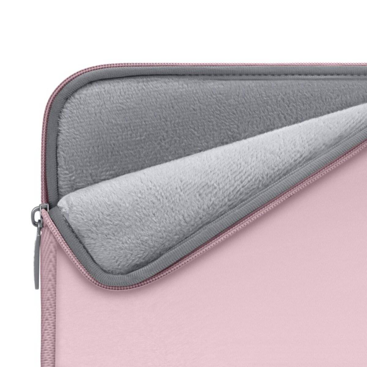Eine Nahaufnahme eines rosa Reißverschlussbeutels mit weichem, grauem Fleecefutter, die die offene Ecke zeigt, um den Materialkontrast zu verdeutlichen.