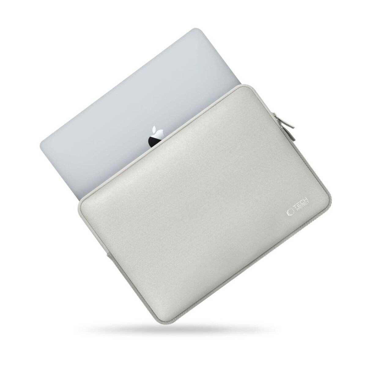 Ein silberner Laptop gleitet teilweise in eine hellgraue Schutzhülle auf weißem Hintergrund und zeigt die eng anliegende Passform und das Design der Hülle.