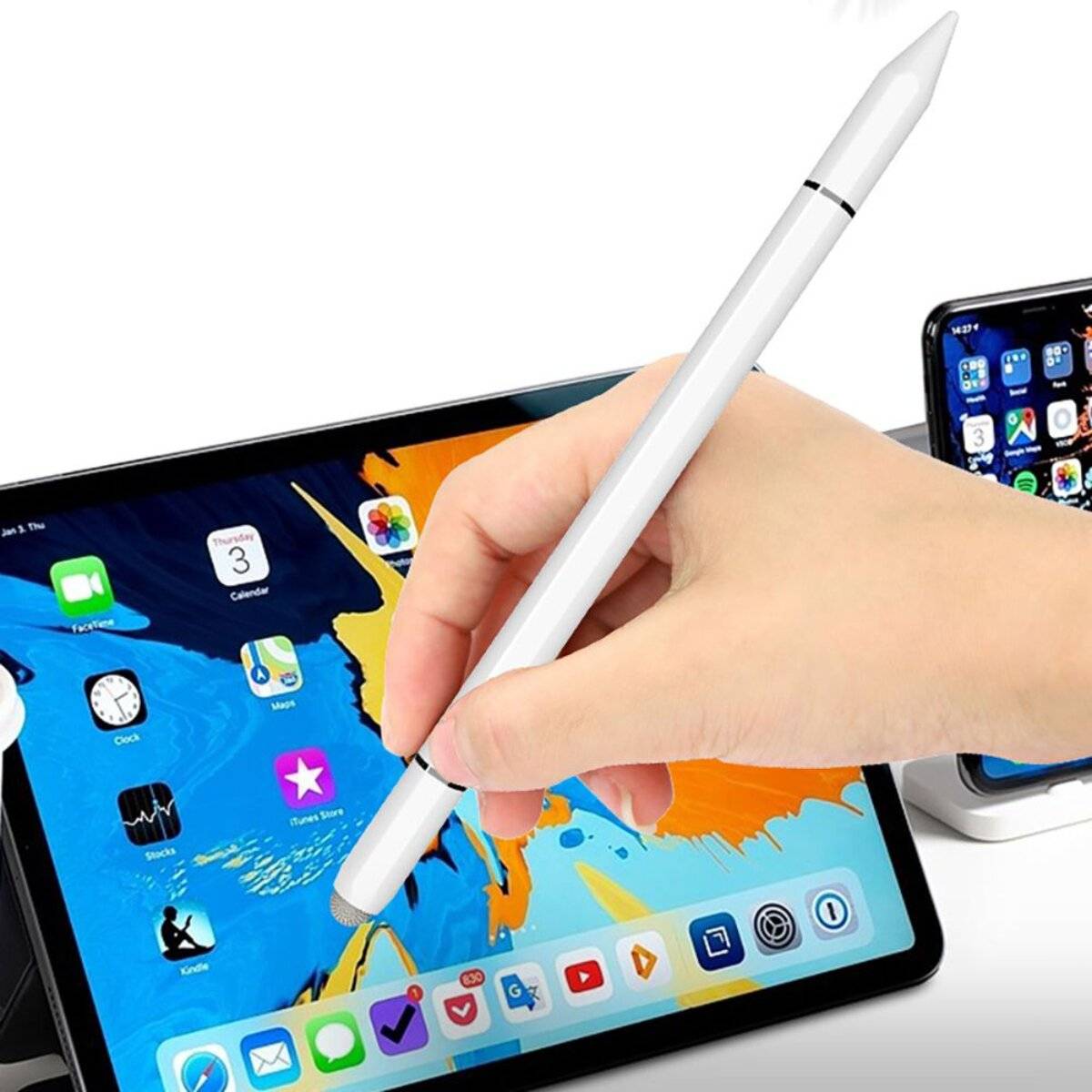 Hand hält einen weißen Stift über einem Tablet-Bildschirm mit bunten App-Symbolen, daneben liegt ein Smartphone.