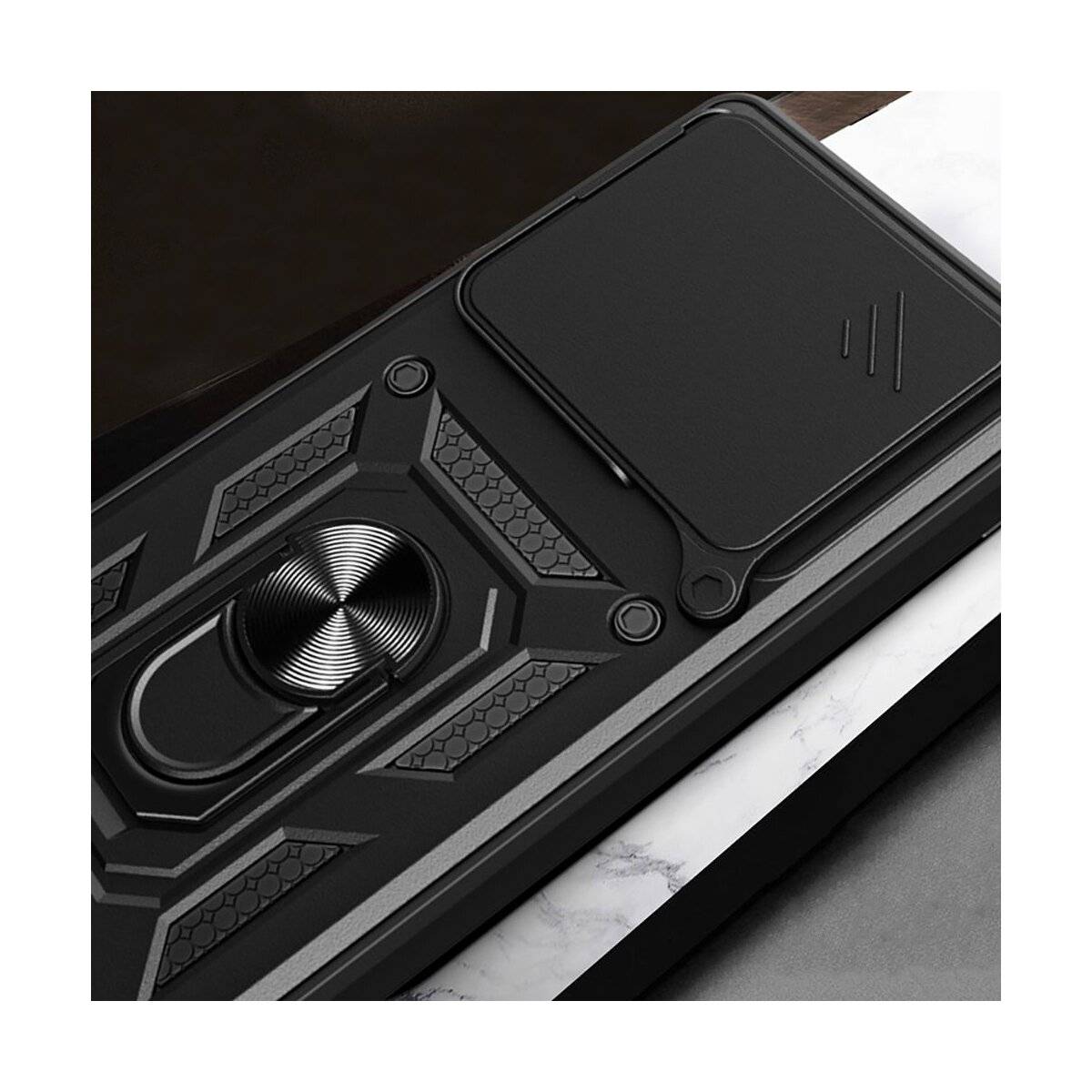 Ein elegantes schwarzes Smartphone-Case mit einem hexagonalen Muster und einem runden Metallringständer ruht auf einer Marmorfl­äche.
