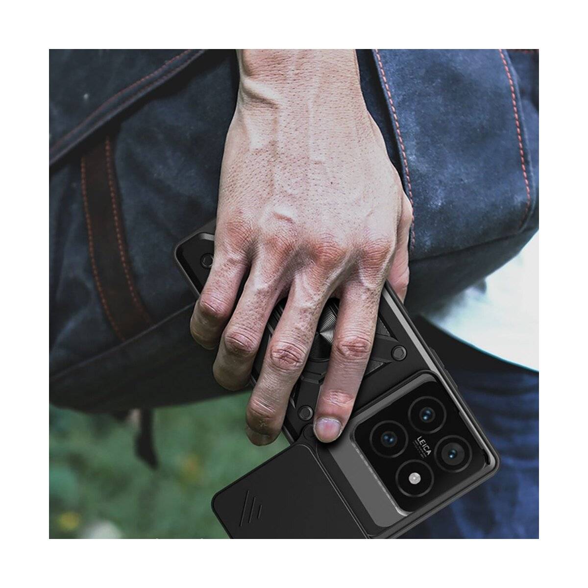 Eine Hand, die ein Smartphone mit einer einzigartigen Mehrlinsen-Kamera hält, positioniert neben einem dunkelblauem Rucksack, das Technik unterwegs präsentiert.