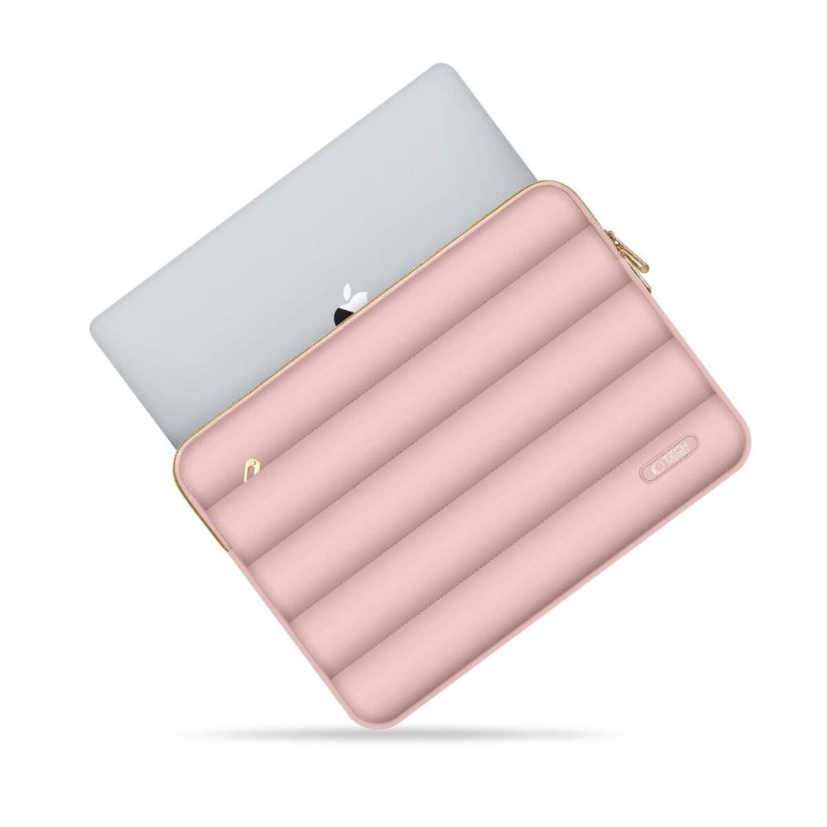 Ein grauer Laptop, der teilweise in eine gepolsterte rosa Laptop-Tasche mit Reißverschluss hineingerutscht ist.