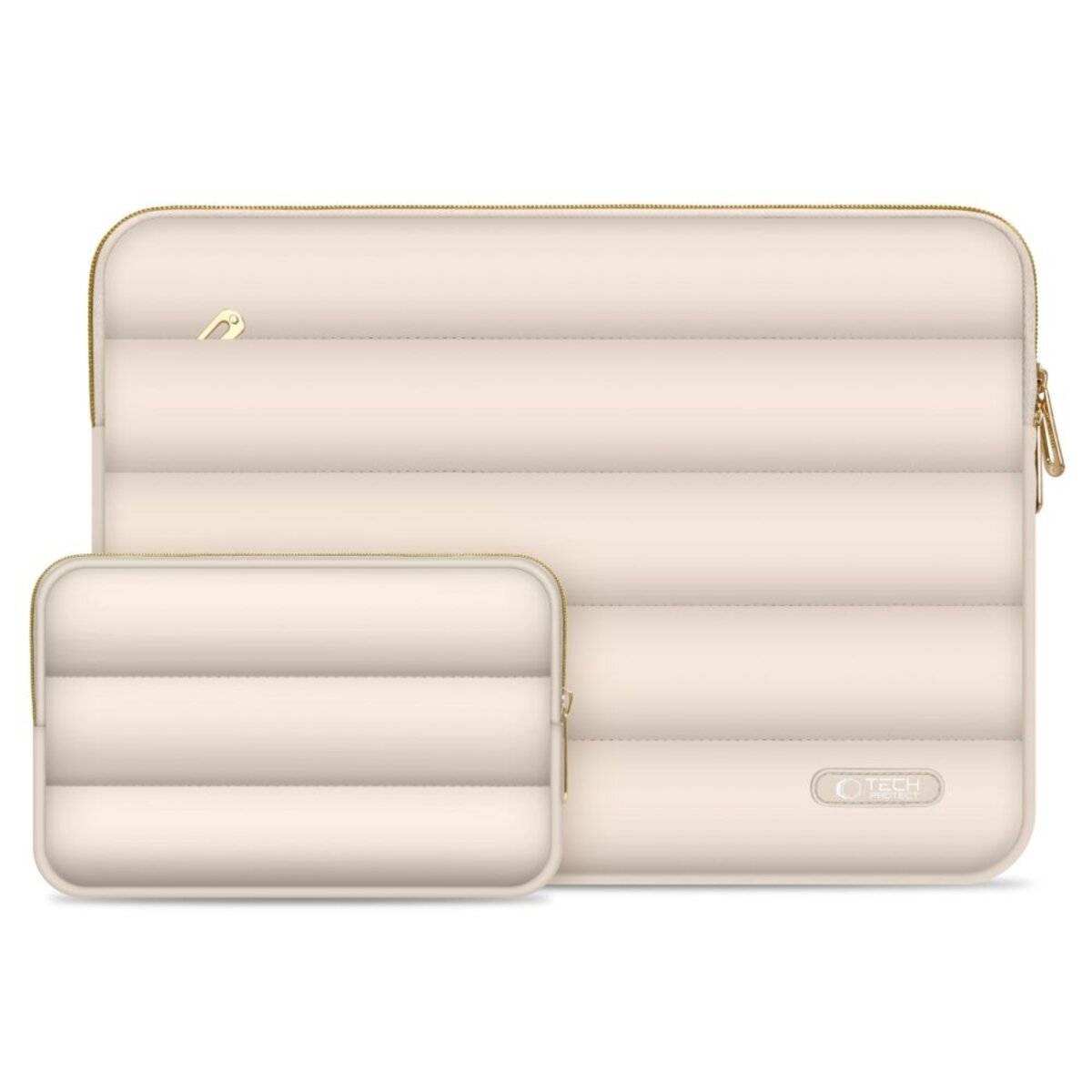 Ein beige gepolstertes Laptop-Etui mit Reißverschluss wird zusammen mit einer kleineren, dazu passenden Tasche gezeigt, beide mit gesticktem Logo versehen.