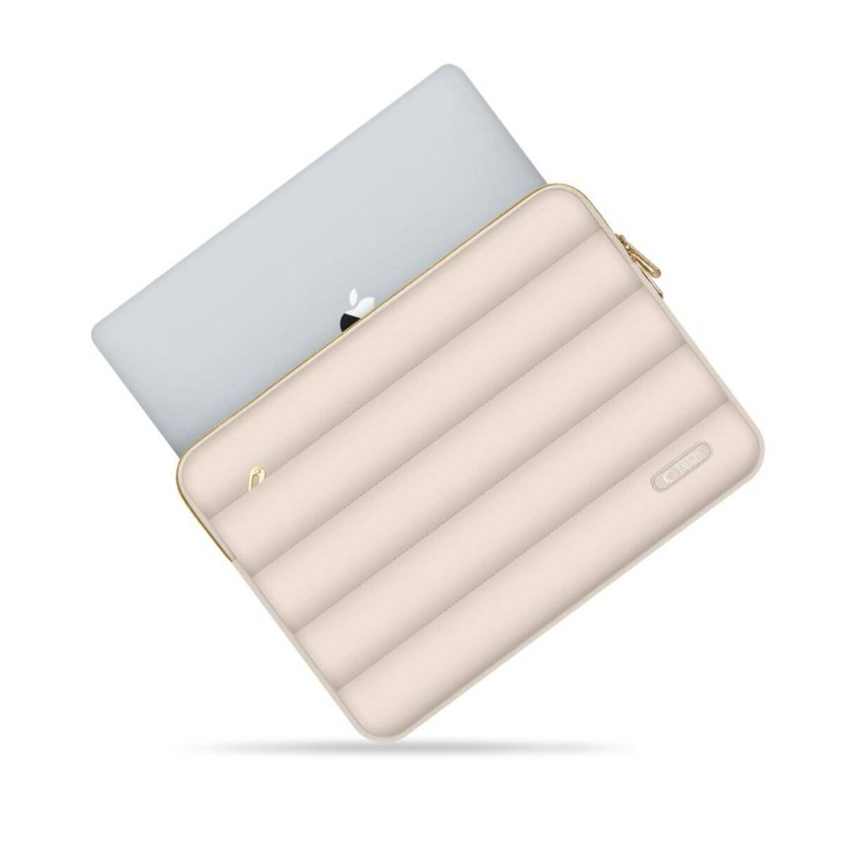 Ein grauer Laptop rutscht teilweise in eine beige, gepolsterte Schutzhülle mit Reißverschluss und zeigt damit das schützende Design.