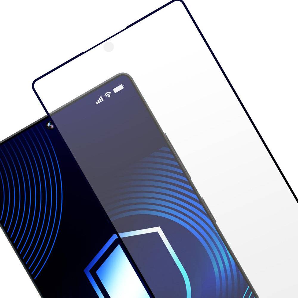 Ein Smartphone mit einer blauen geometrischen Benutzeroberfläche auf dem Bildschirm, teilweise bedeckt durch eine durchsichtige Displayschutzfolie.
