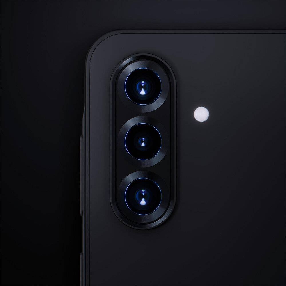 Eine Nahaufnahme einer Smartphone-Kamera mit drei vertikal angeordneten Linsen und einem kleinen Blitz auf dunklem Hintergrund, das ihre Funktionen hervorhebt.