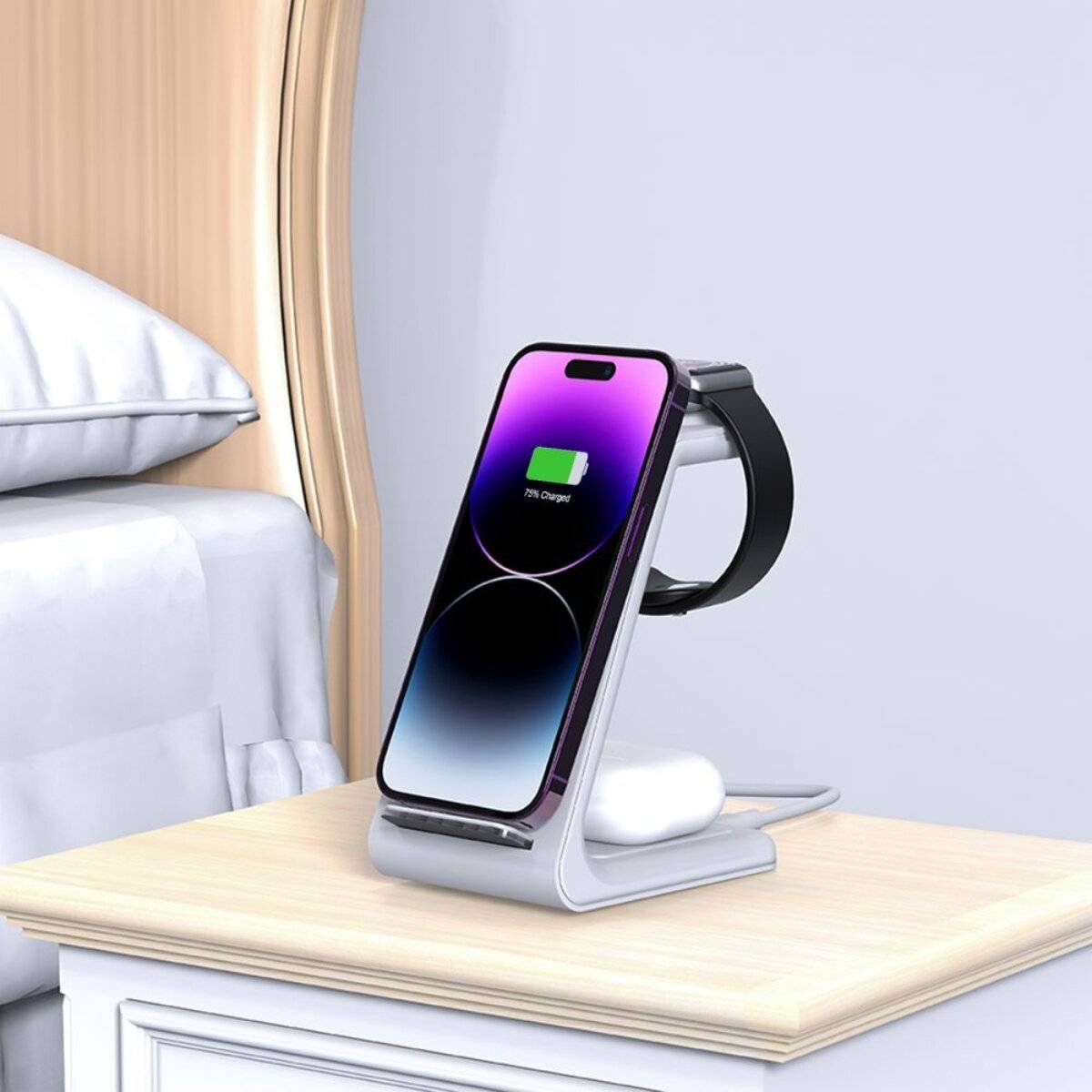 Ein Smartphone, eine Smartwatch und Ohrhörer laden auf einem eleganten Ständer, der auf einem Nachttisch neben einem ordentlich gemachten Bett steht.