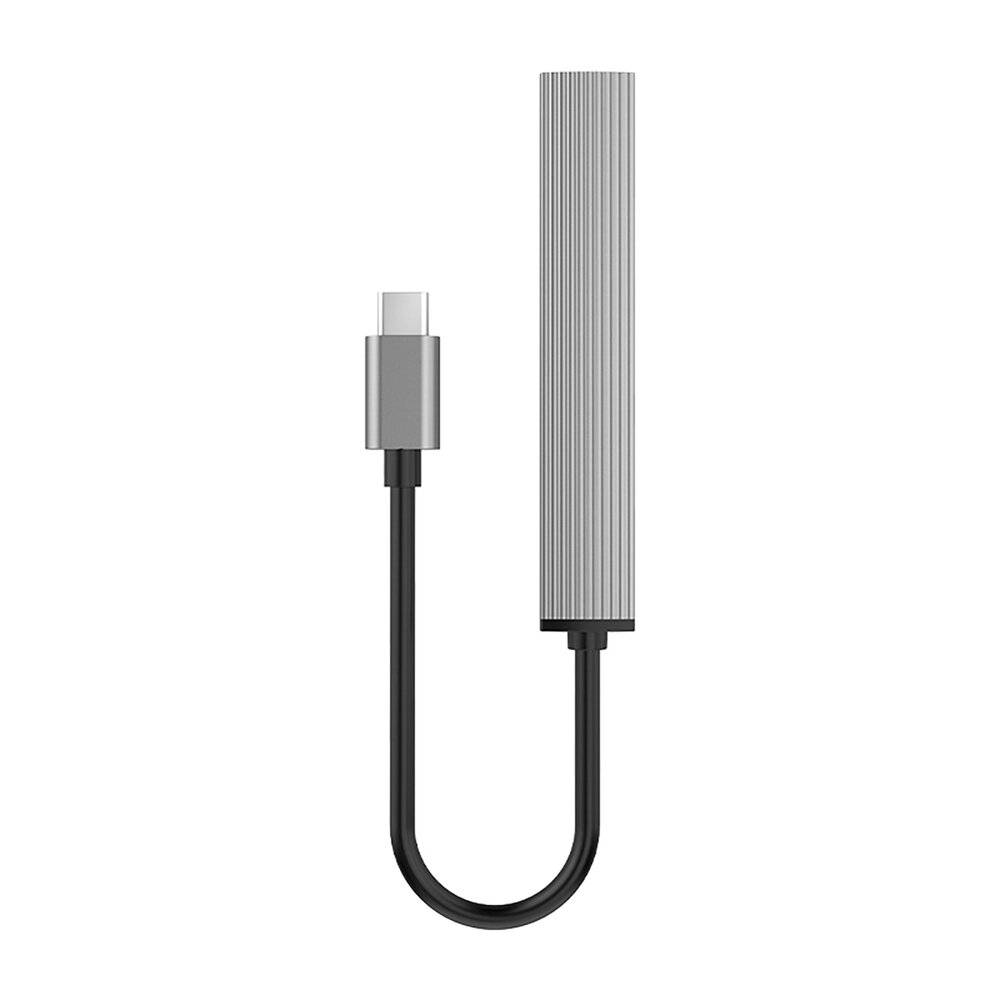 Ein schlankes, rechteckiges USB-C-auf-USB-Dongle mit metallischer Oberfläche und einem kurzen schwarzen Kabel, das zum Verbinden von Geräten verwendet wird.