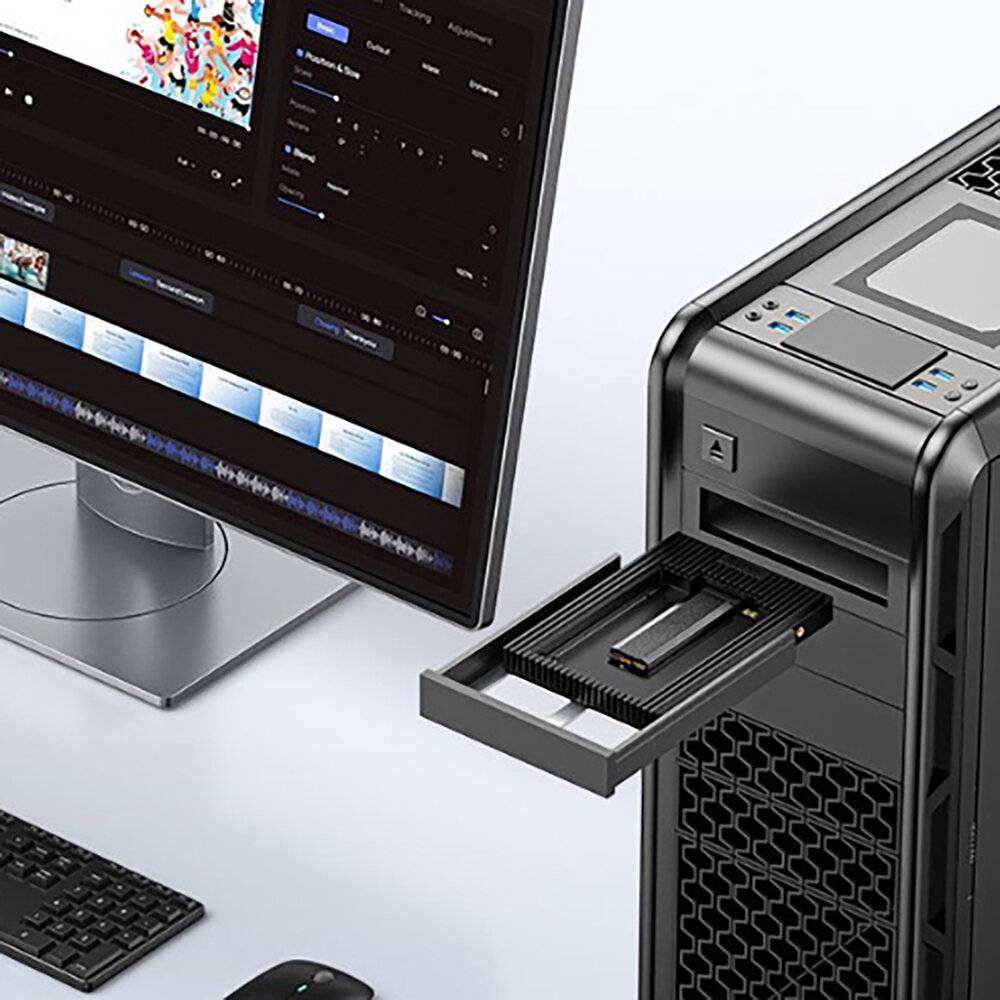 Computeraufbau mit einem Monitor, der Videobearbeitungssoftware anzeigt, mit einer Zeitleiste und Videovorschau. Daneben ein Gehäuse mit einem teilweise ausgezogenen internen Laufwerk.