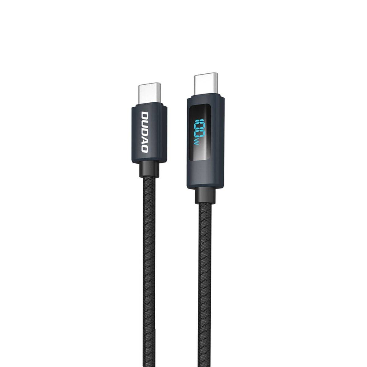 Ein USB-C-Kabel mit einer digitalen Anzeige an einem Ende, die den Ladeleistungsstand zeigt, vor einem weißen Hintergrund.
