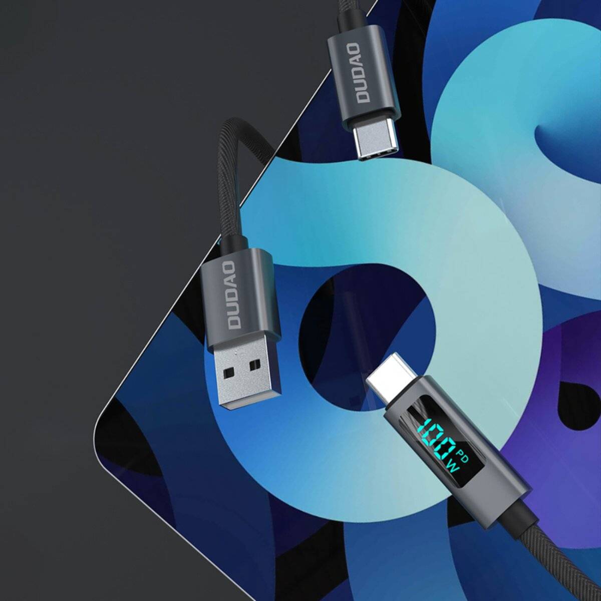 Ein Ladegerät mit digitalem Display zeigt '100%' in grün an und signalisiert eine vollständige Ladung. Das Kabel hat ein schwarzes geflochtenes Design auf einem blauen abstrakten Hintergrund.