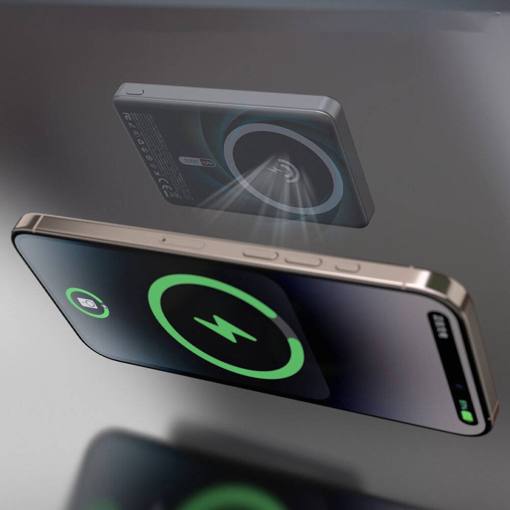 Ein Smartphone, das drahtlos auf einem kreisförmigen Pad lädt und auf seinem Bildschirm ein grünes Ladesymbol anzeigt.