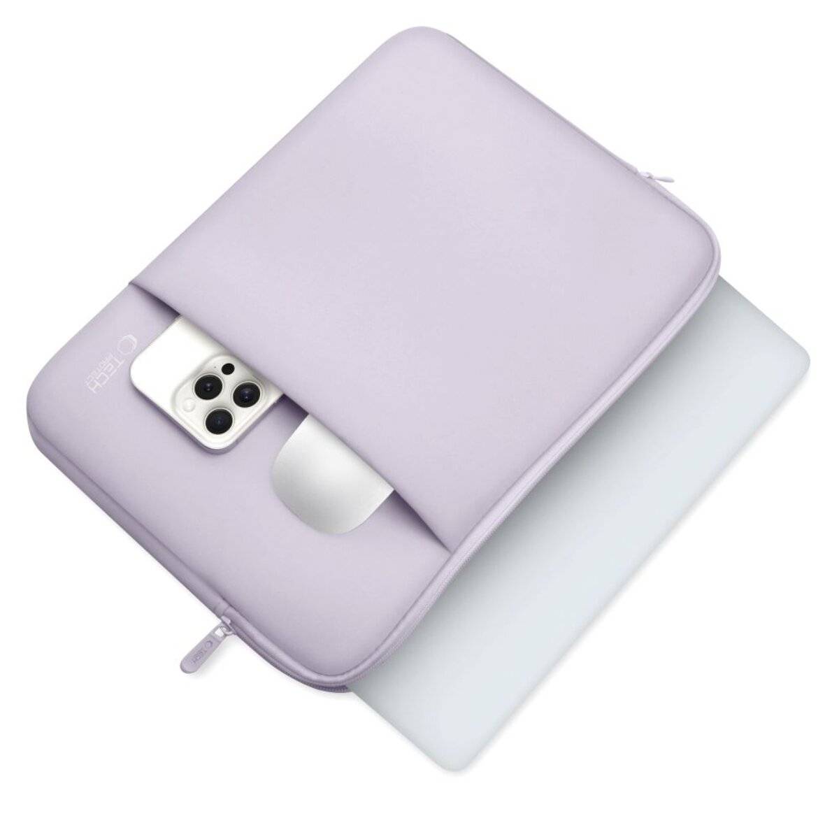 Ein blauer Tech Armor Laptop-Schutzbeutel mit gepolstertem Inneren hält einen silbernen Laptop, der teilweise sichtbar ist und das Apple-Logo aufweist.