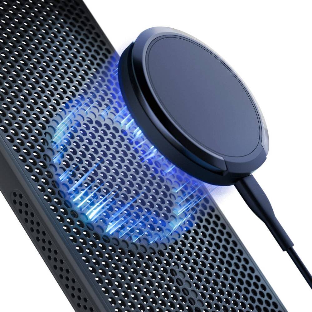 Ein elegantes kabelloses Ladegerät, das blaues Licht ausstrahlt, sitzt auf einer perforierten schwarzen Oberfläche und zeigt den aktiven Lademodus an.