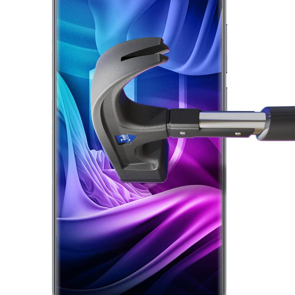 Ein Smartphone-Bildschirm mit einem lebhaften abstrakten Hintergrund in Blau- und Violetttönen wird von einem Hammer getroffen, was auf Dauerhaftigkeitsprüfungen hindeutet.