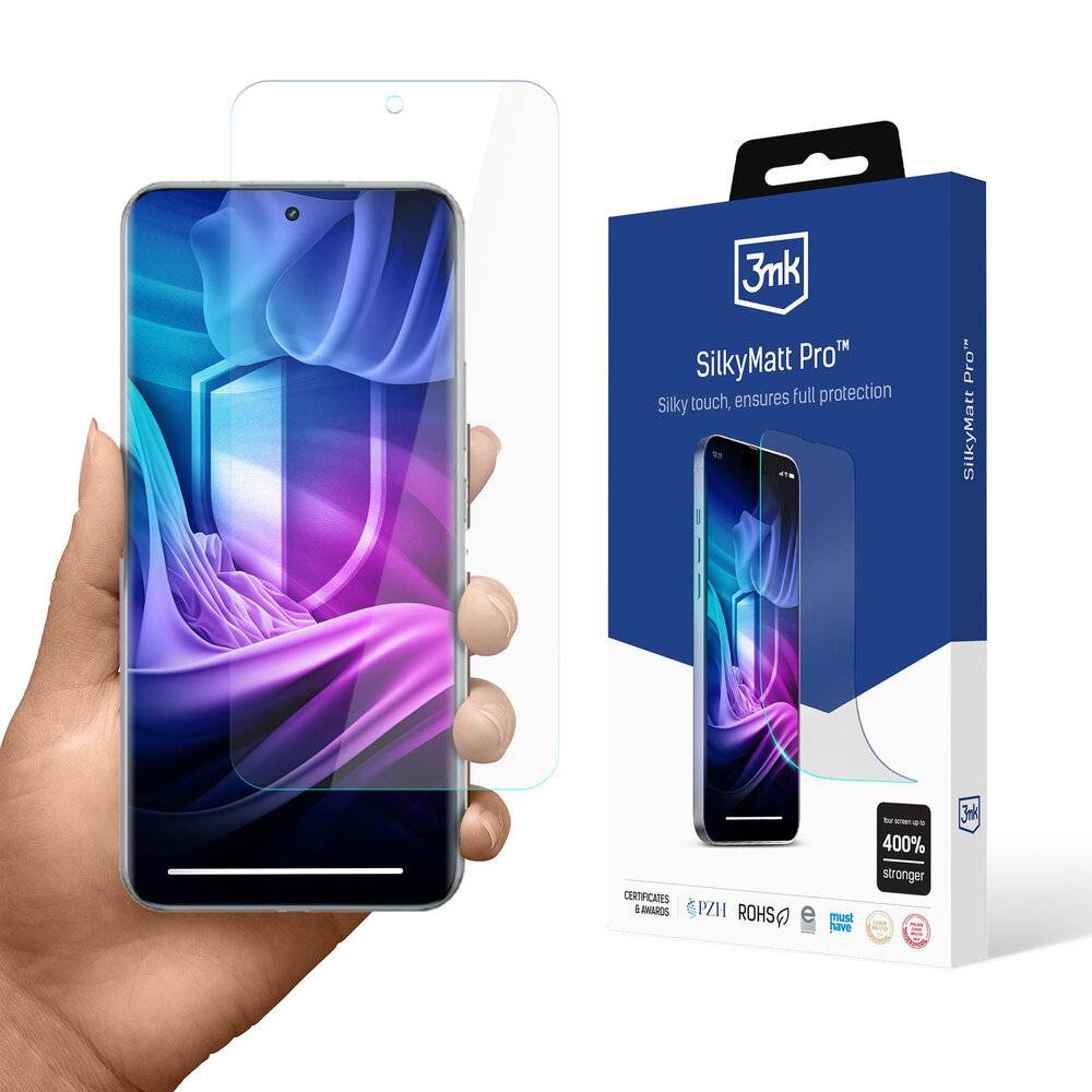 Eine Hand hält ein Smartphone mit einer glatten, transparenten Displayschutzfolie. Die Verpackung für „3mk SilkyMatt Pro