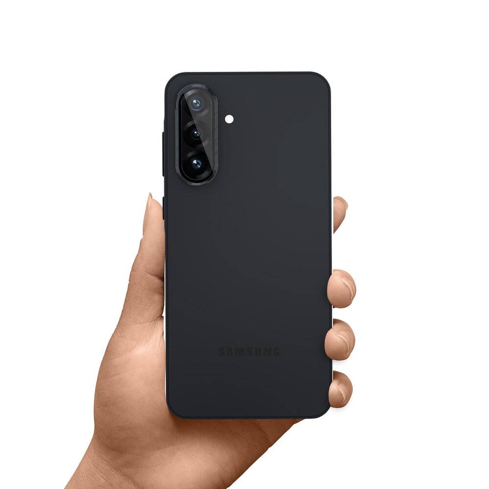 Eine Person hält ein schwarzes Smartphone mit drei rückwärtigen Kameras und einem Logo unten in der Hand. Das Telefon ist vertikal ausgerichtet.