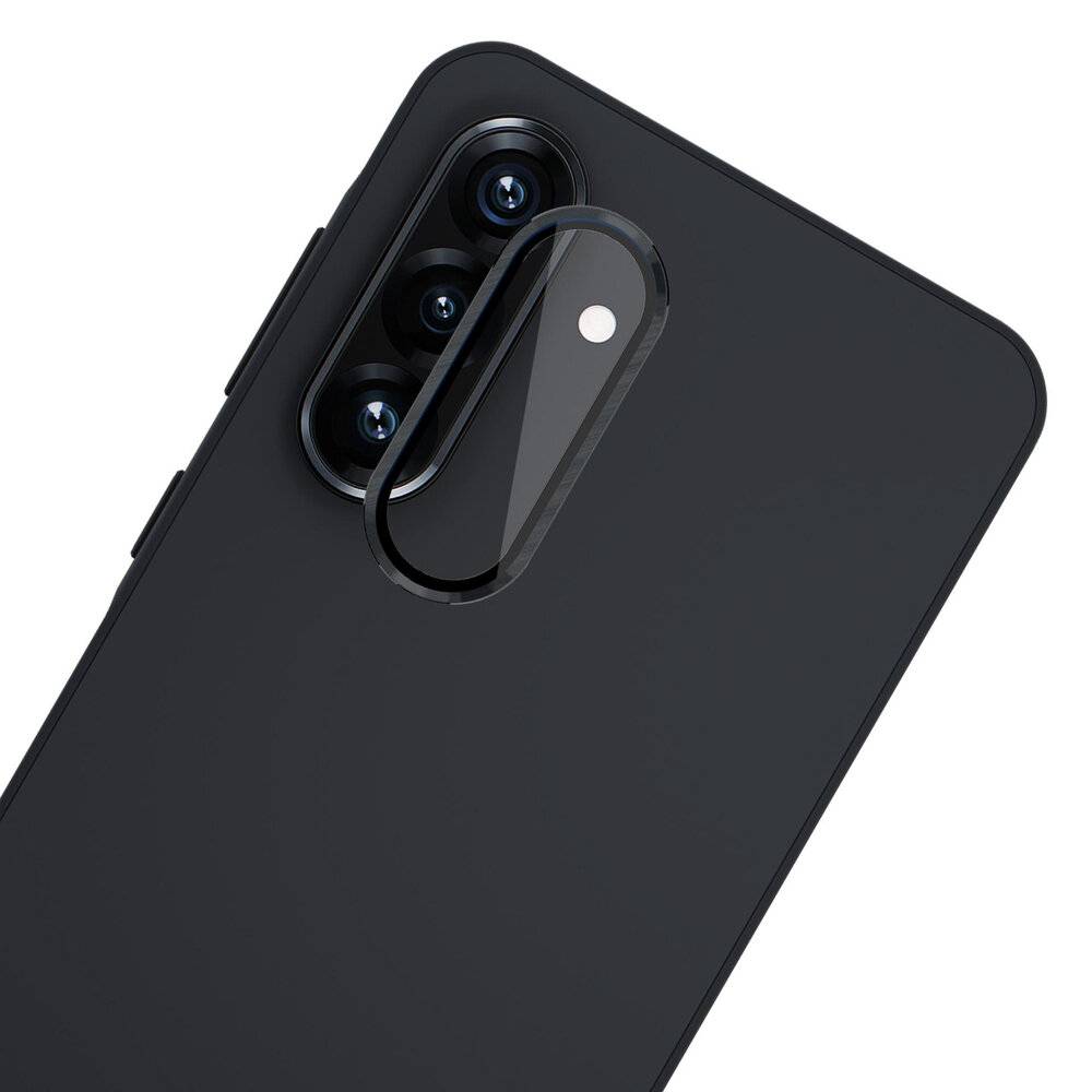 Ein elegantes schwarzes Smartphone mit einer dreifachen Kameralinse und Blitz auf der Rückseite.