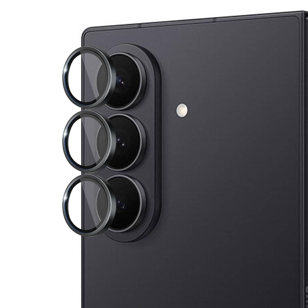 Nahaufnahme eines Smartphones mit drei auf der Rückseite vertikal angeordneten Kameraobjektiven, mit schlankem, modernem Design.