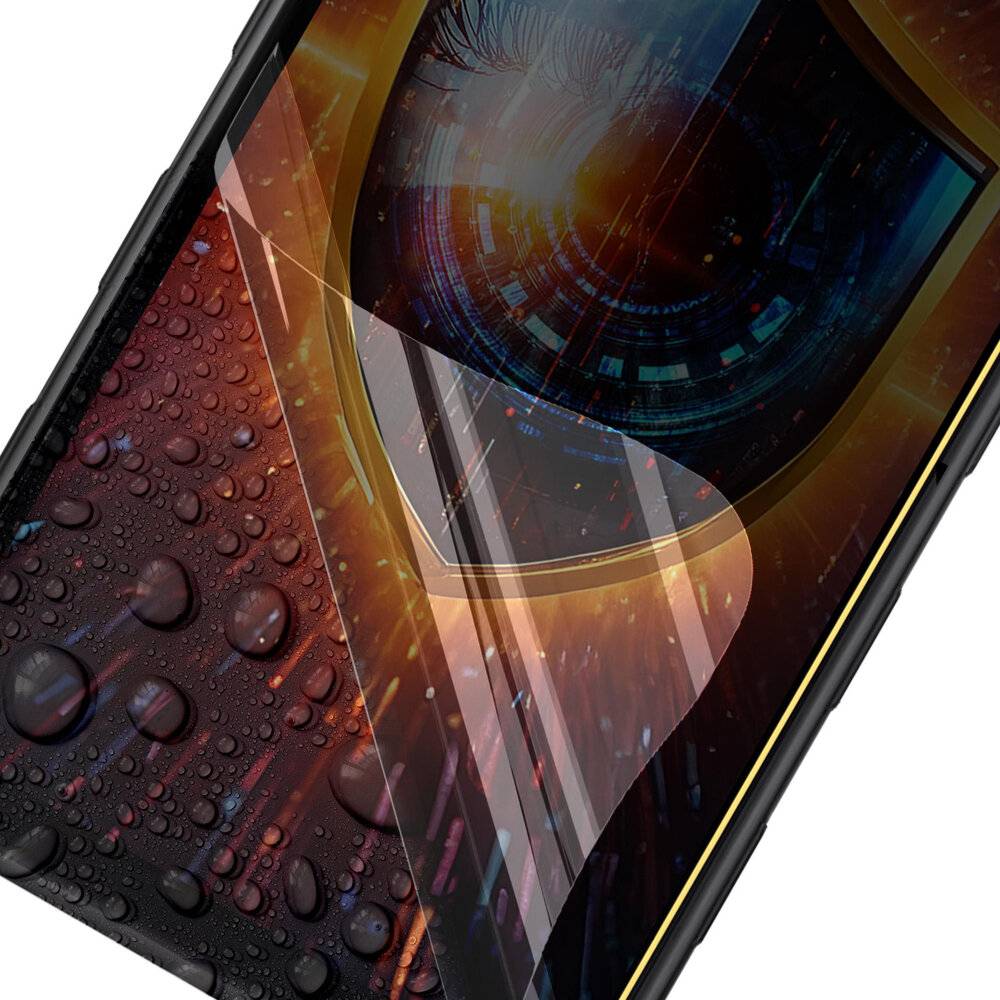 Eine Nahaufnahme eines Smartphone-Bildschirms mit einem digitalen Auge und einem Schildsymbol, das Sicherheit und Datenschutz unter einer Schicht von Wassertropfen suggeriert.