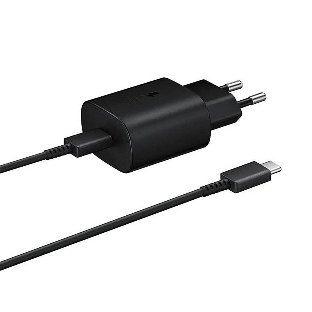 Ein schwarzer USB-C-Ladegerät mit abnehmbarem Kabel wird gezeigt, das einen Standard-Netzstecker aufweist.