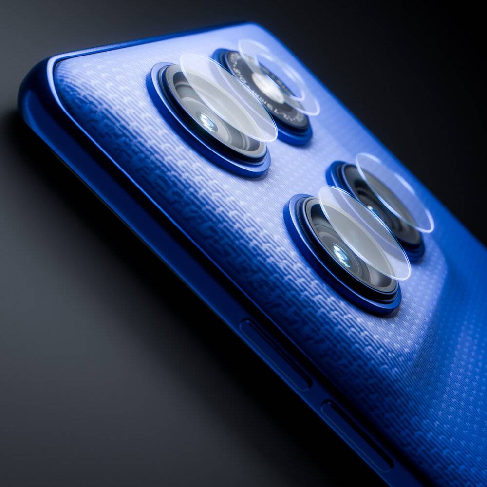 Eine Nahaufnahme eines blauen Smartphones mit einer strukturierten Rückseite und mehreren vertikal angeordneten Kameraobjektiven auf der Rückseite, die seine Fotografiefähigkeiten hervorhebt.