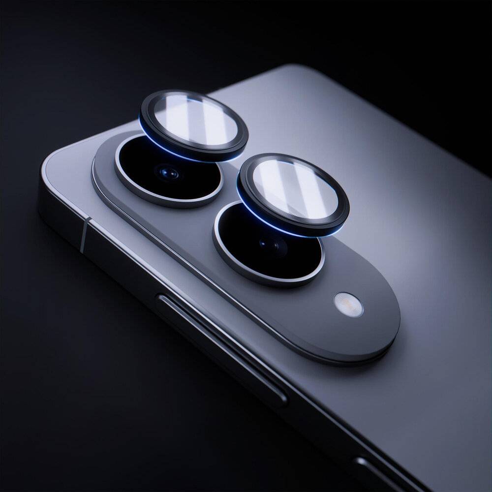Ein Smartphone in Nahaufnahme mit zwei großen Kameraobjektiven und einem eleganten metallischen Design, das die fortschrittliche Fotografie-Fähigkeit hervorhebt.