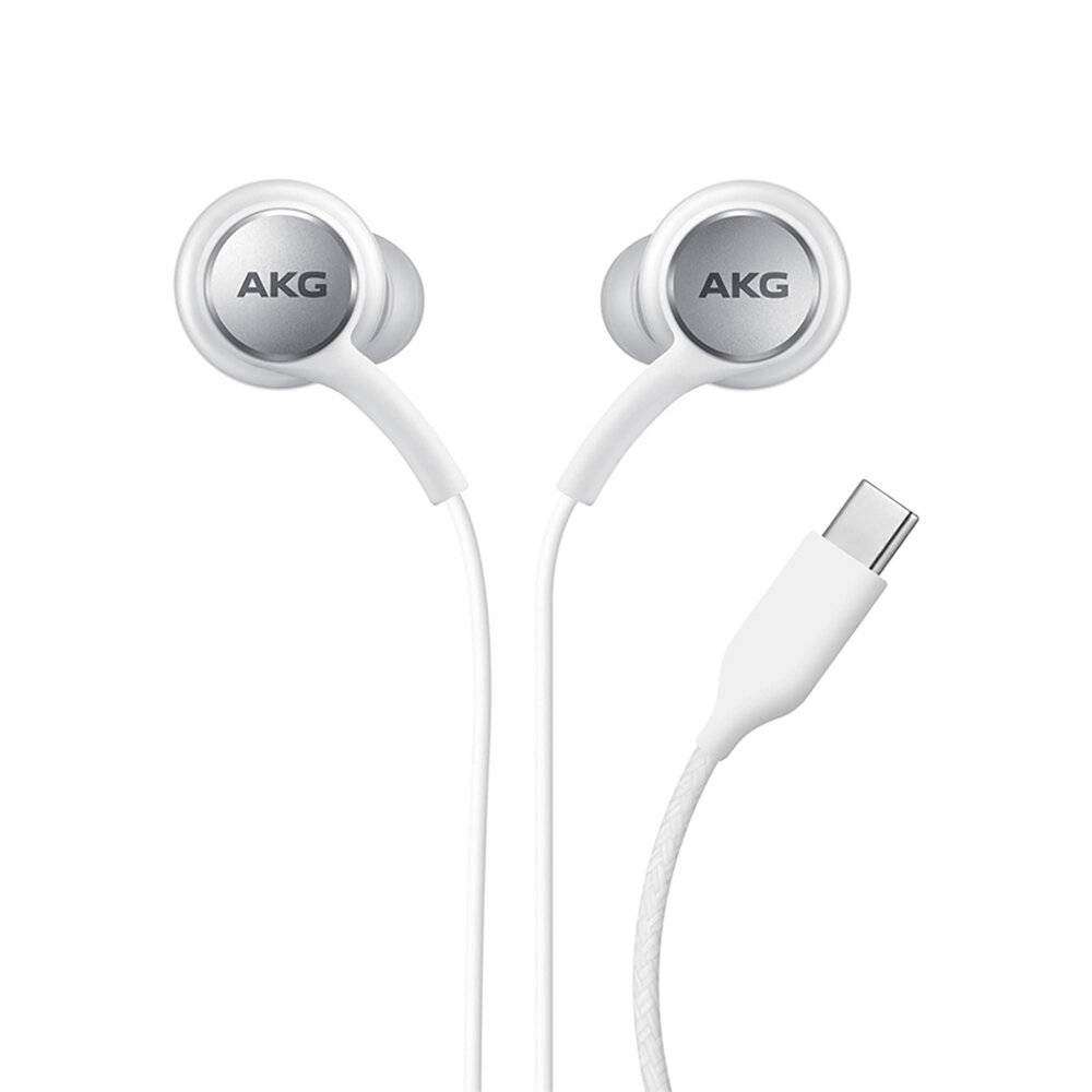 Weiße AKG-Kopfhörer mit USB-C-Anschluss vor einem einfachen Hintergrund.