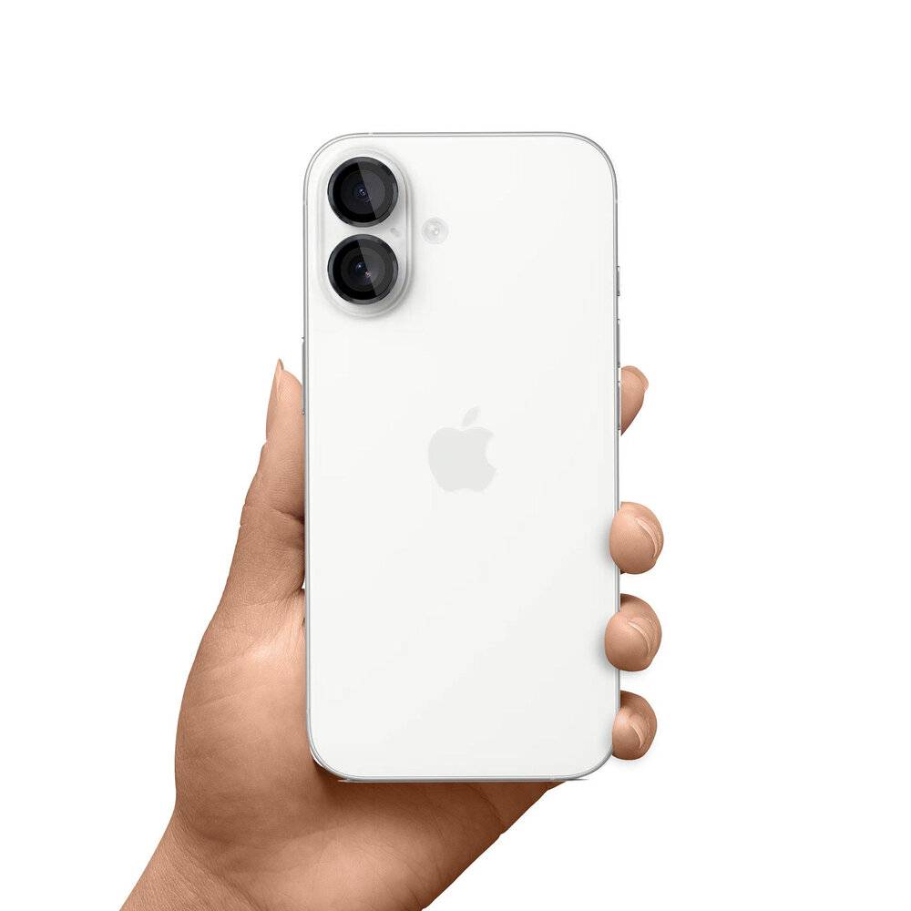 Eine Person hält ein weißes Smartphone mit einer Dual-Kamera-Anordnung auf der Rückseite. Das Telefon zeigt das Apple-Logo in der Mitte an.