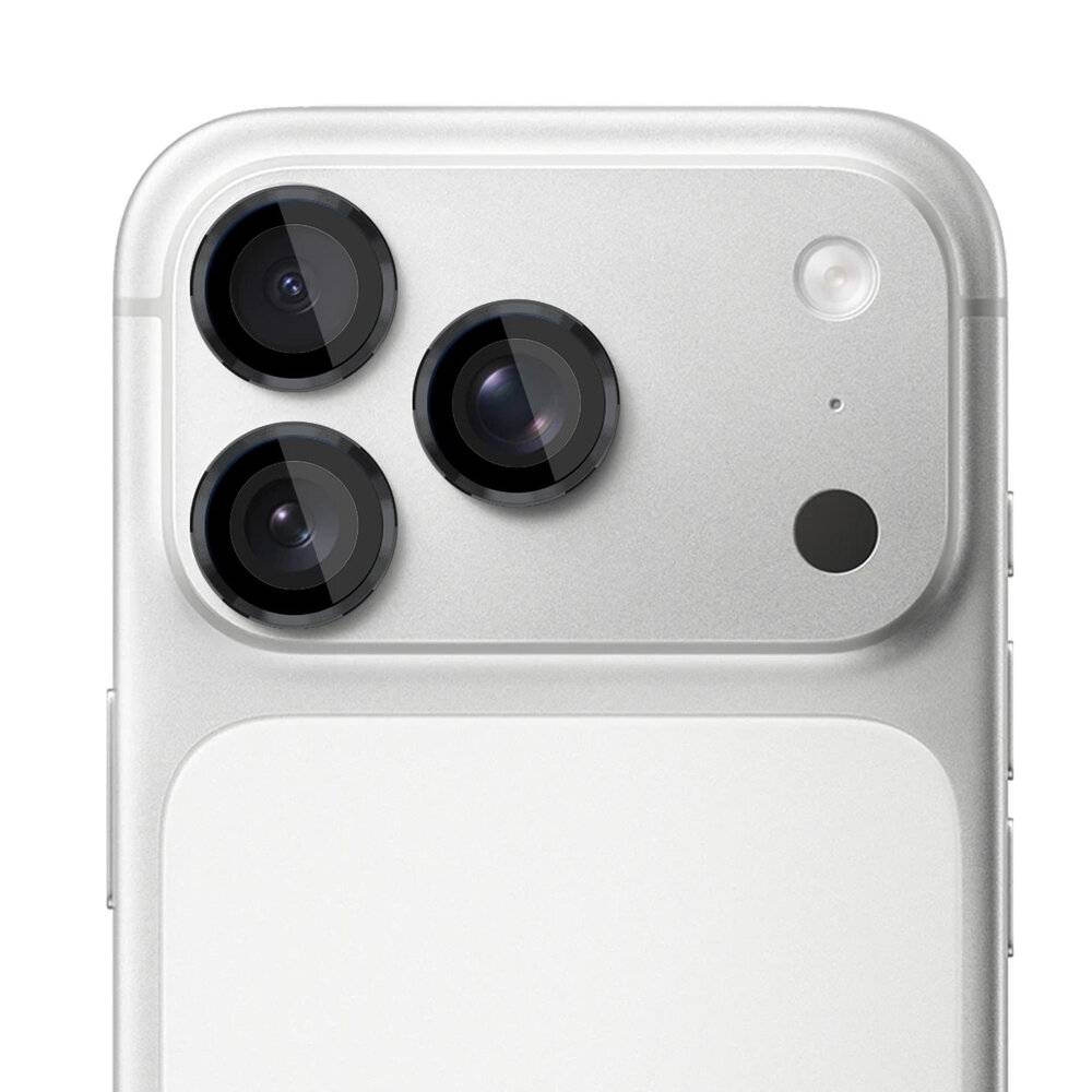 Ein Smartphone-Kameramodul mit drei Linsen und einem Blitz auf einer silberfarbenen Rückseite.