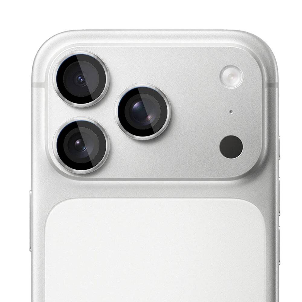 Silbernes Smartphone, Rückansicht: drei Kameraobjektive, Blitz und Sensor oben links.