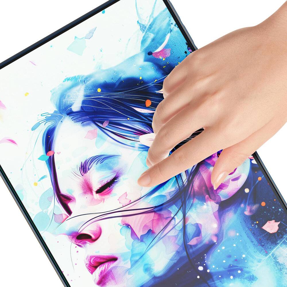 Eine Hand berührt einen Tablet-Bildschirm, auf dem ein farbenfrohes digitales Kunstwerk eines Frauengesichts mit lebendigen Blau-, Rosa- und Violetttönen angezeigt wird.