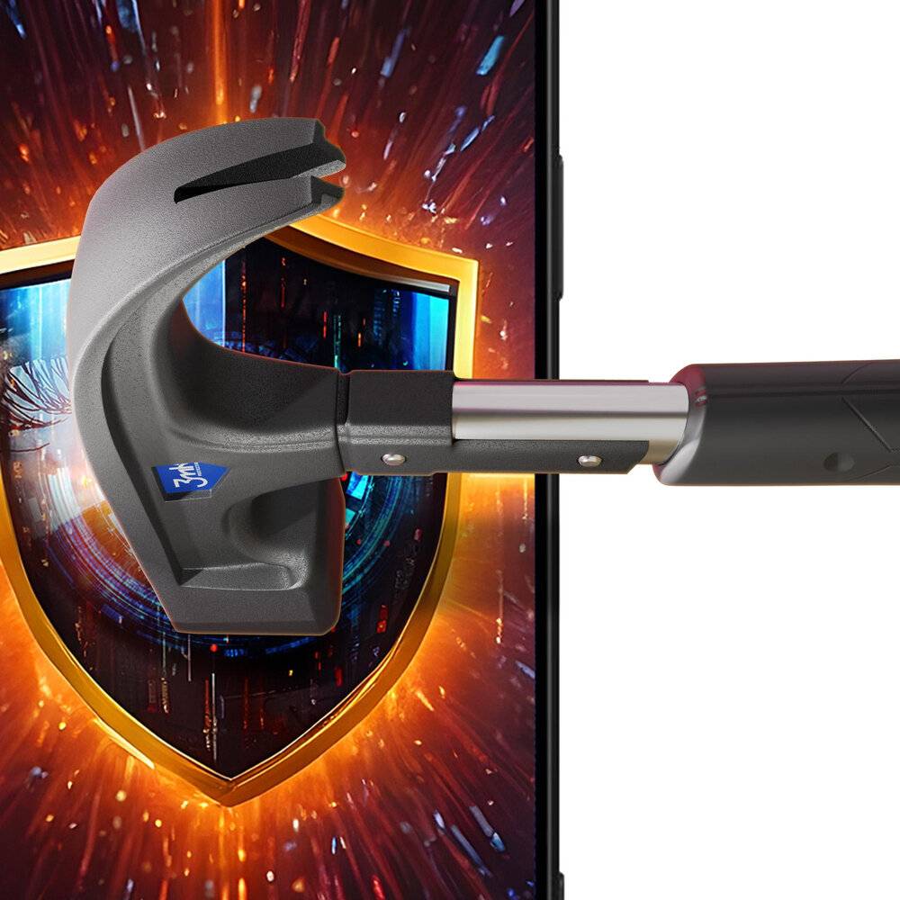 Ein metallischer Richterhammer schlägt auf ein Smartphone, das ein Schild mit digitalen Schaltkreisen anzeigt und Cybersicherheit oder Technologieschutz symbolisiert.