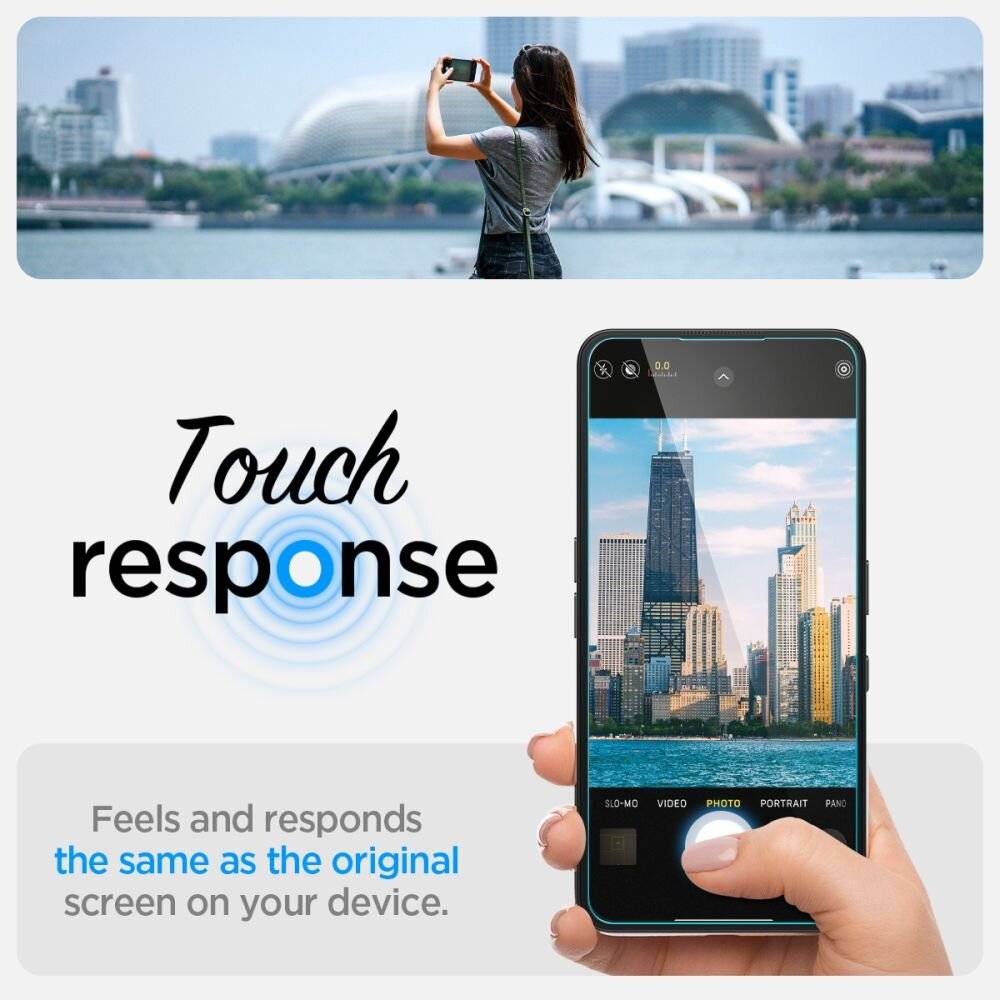 Person, die mit einem Telefon ein Foto einer Stadtlandschaft macht. Der Text lautet: „Die Reaktion bei Berührung fühlt sich gleich an und reagiert genauso wie der ursprüngliche Bildschirm auf Ihrem Gerät.
