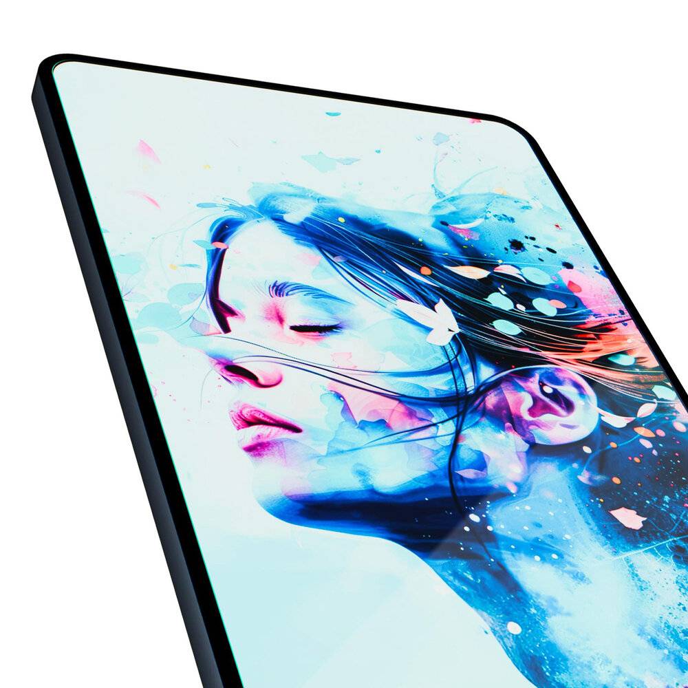 Eine Seitenansicht eines digitalen Kunstwerks, das das Gesicht einer Frau mit geschlossenen Augen zeigt, das sich in abstrakte blaue und rosa Aquarelleffekte vermischt.