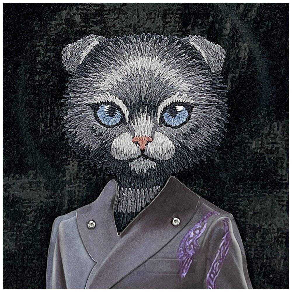 Eine Katze mit blauen Augen, gekleidet in einen formalen Anzug, mit detaillierter Stickerei auf dunklem Hintergrund, das Realismus und Verspieltheit kombiniert.
