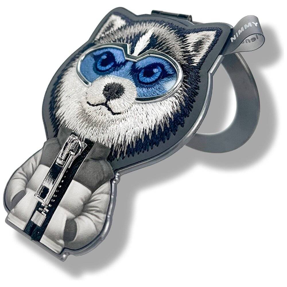 Ein Aufnäher, der einen Cartoon-Husky mit blauen Schutzbrille und einer Jacke mit Reißverschluss zeigt, entworfen, um einen Hund mit wolfsähnlichen Merkmalen zu ähneln.